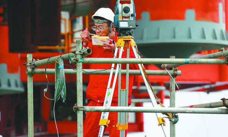 圖為現場作業間隙，施工人員匆忙吃著盒飯。