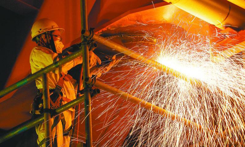 圖為施工人員連夜進行組塊固定支撐切割作業。