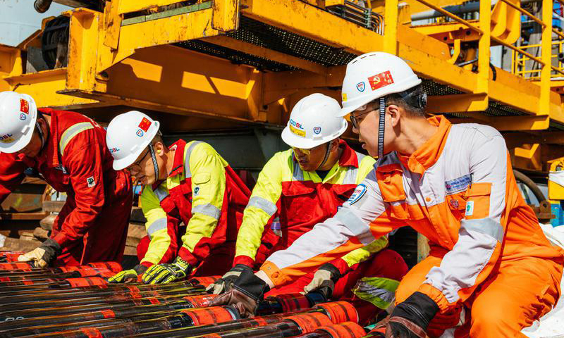 中國海油“新優快”聯合項目組依托數字化管理，建立專家高效決策機制，海陸聯動實時指導現場作業；同時，建立風險應對機制，筑牢安全制度防線，實現安全生產零事故。圖為正執完井作業的挑戰者平臺面臨油管鋪設作業。