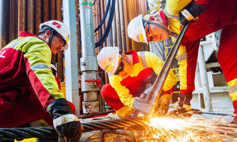 圖為挑戰者平臺切割鉆井大繩作業。