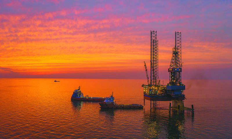 圖為“挑戰者”鉆井平臺在“新優快”試點項目現場進行最后一批井作業。