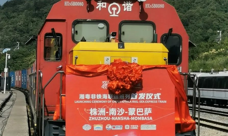 近日，湘粵非鐵海聯運首發班列滿載援助肯尼亞等非洲國家的糧食貨物，從株洲中車物流基地徐徐開出，標志著湘粵非鐵海聯運物流新通道正式啟用。
