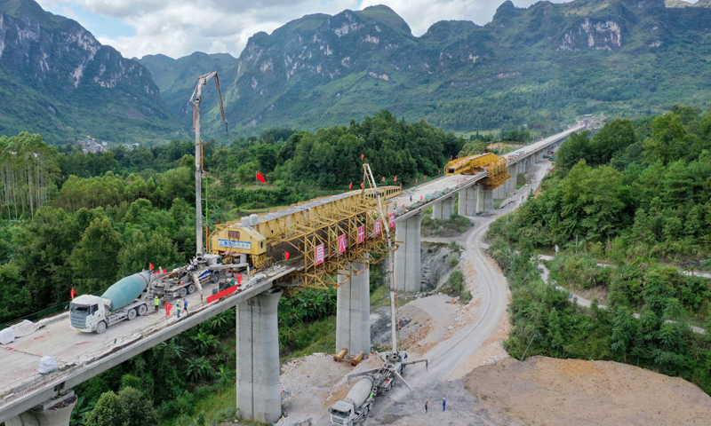 近日，由中鐵十八局集團承建的貴南高鐵撈村雙線特大橋順利合龍。撈村雙線特大橋位于貴州省荔波縣境內，全橋長約2138米，最高墩達49米。圖為正在進行最后混凝土澆筑的撈村雙線特大橋。（新華社記者 劉續 攝）