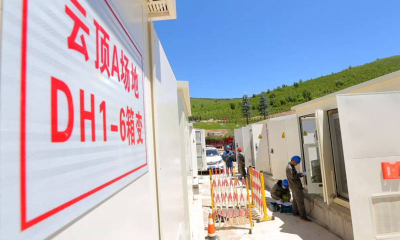 圖為國網冀北電力員工對云頂場館群箱變進行預試。