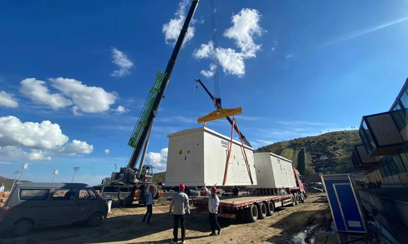 圖為位于云頂場館奧運轉播區的箱式變電站吊裝上臺。