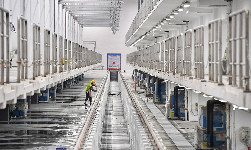 圖為施工人員在深圳地鐵14號線昂鵝車輛段車輛檢修平臺做清潔。（新華社記者 劉大偉 攝）