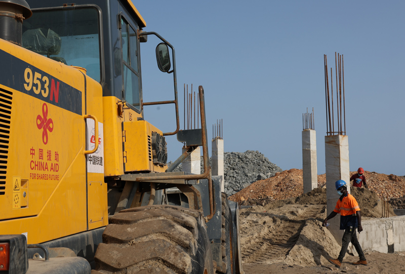 目前項目施工進展順利。圖為在加納首都阿克拉，工人在中國援建加納漁港綜合設施項目施工現場作業。（新華社記者 許正 攝）