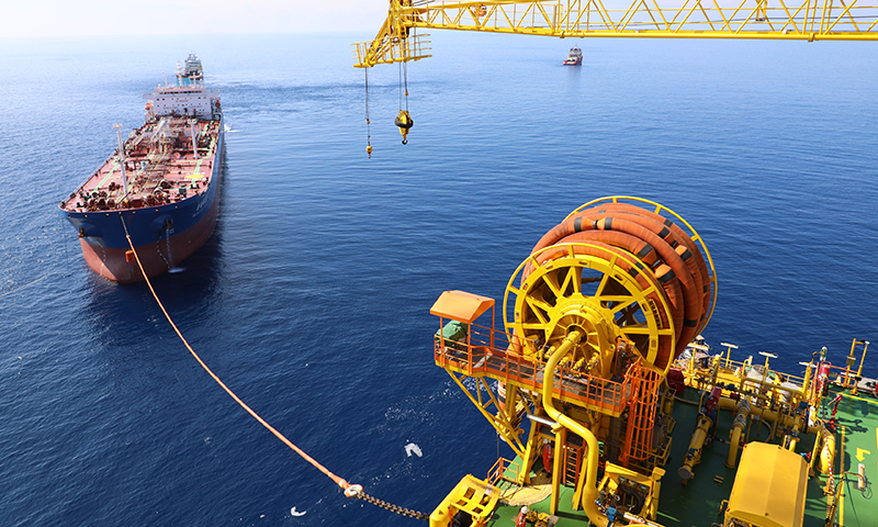 近日，中國海洋石油集團有限公司（簡稱中國海油）宣布，我國首個自主開發建設的1500米超深水大氣田“深海一號”日產天然氣1000萬立方米，提前達到設計產量峰值，具備了每年產氣30億立方米的能力，標志著我國海洋石油工業全面掌握超深水氣田的生產運維完整技術體系，為海上氣田保供粵港瓊等經濟熱點地區提供了新的支撐。圖為“深海一號”向油輪輸送凝析油。
