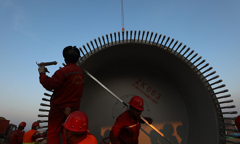 一線施工人員克服嚴寒氣候，在長達85公里的山地道路上順利完成葉片運輸，在海拔1025米的風機平臺上組裝葉輪等，確保項目并網發電。