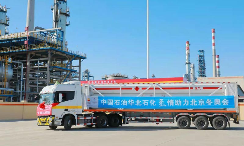 遵循“綠色冬奧”理念，中國石油構建多能互補的能源產業新格局，加速建設氫能研發和供應體系，增強氫能供應保障。今年年初，中國石油在張家口崇禮投運河北太子城服務區加氫站，加出保障冬奧氫能“第一槍”。截至目前，中國石油在北京冬奧賽區已建成4座加氫站，冬奧期間供氫能力將達到5500公斤/日，可為近千輛氫燃料電池車提供服務，預計行駛里程超過200萬公里。