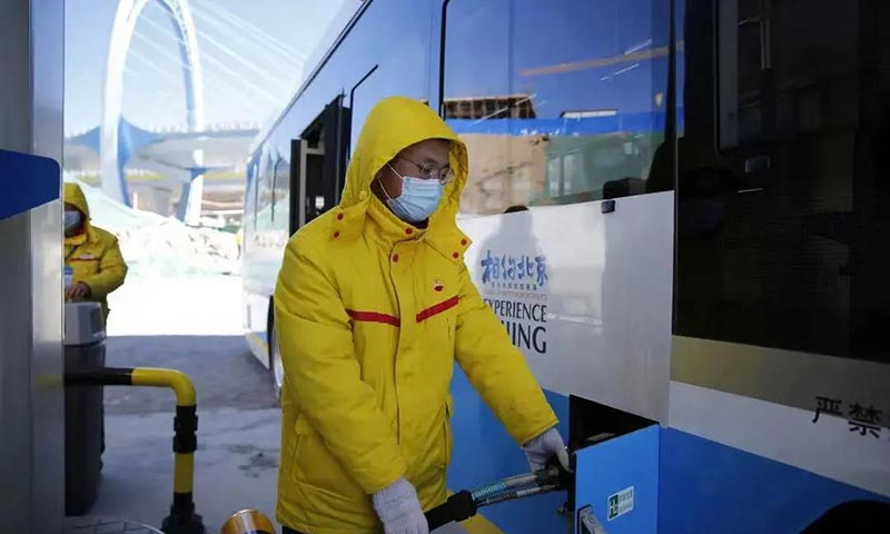 目前，中國石油氫氣總產能已超過260萬噸/年，在環渤海、陜甘寧、華南、西南、新疆、黑龍江、吉林等7個區域部署建設19個氫提純項目，發揮現有制氫能力和副產氫資源與二氧化碳捕集利用相結合，實現“藍氫”供應，同時滿足城市交通用氫需求。中國石油還成立了氫能研究所，加入中國氫能聯盟，充分發揮在化學化工和新材料領域的基礎優勢，構建藍氫、綠氫多元供氫，進行氫—電、電—氫相互轉化，建立氫氣儲存、運輸、終端加注供應鏈。圖為加油員為冬奧車輛加注氫氣。