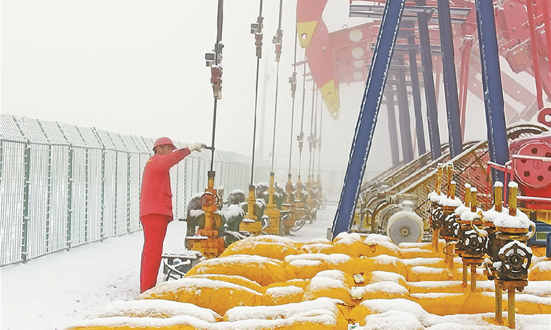 一場強降雪造成煤層氣公司臨汾采氣管理區50余座井場道路封堵，給工區氣井動態指令調控帶來了諸多困難。臨汾采氣管理區立即組織5路巡井隊伍，徒步前往井場，完成調控指令36條，完成設備設施維保26臺，確保了氣井產量。圖為煤層氣公司員工冒雪進行光桿維護作業。