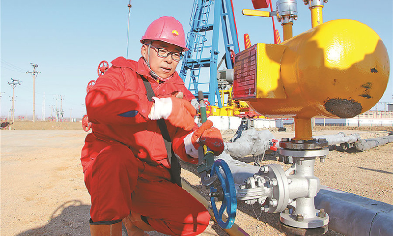 沈陽地區氣溫降至零下26攝氏度。面對嚴寒天氣，遼河油田沈陽采油廠員工加強防凍保溫工作，加密巡檢，確保低溫天氣下不停一口井、不凍壞一處管線、不發生安全事故，保障生產供應安全平穩。圖為遼河油田員工為天然氣管線加藥，確保收氣正常。