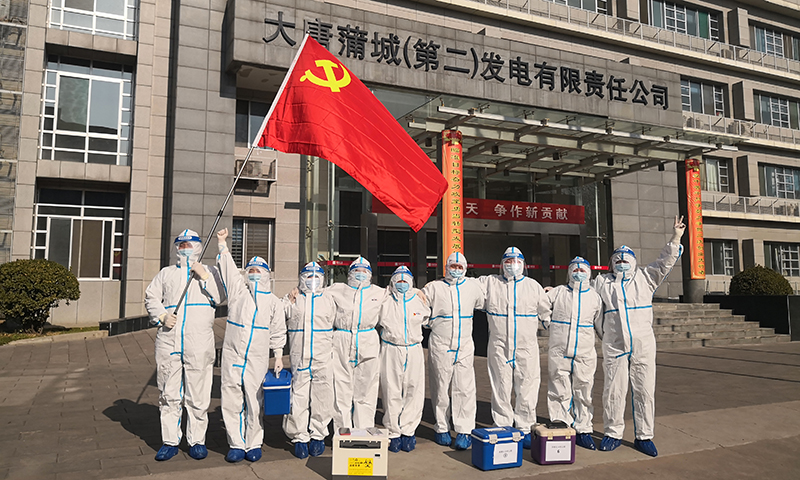 中國大唐在陜裝機容量超過1807萬千瓦，大唐陜西發電公司是陜西省最大的發電供熱企業，擔負著陜西全省2/5的電力供應及超過1億平方米的供熱任務，尤其是位于疫情中心西安周邊的灞橋熱電廠、西安熱電廠、渭河熱電廠三家供熱企業，擔負著城市供熱和服務醫療單位的重任，能源保供責任重大、使命光榮。圖為蒲城公司派出80名志愿者，輪流在社區開展抗疫志愿服務。