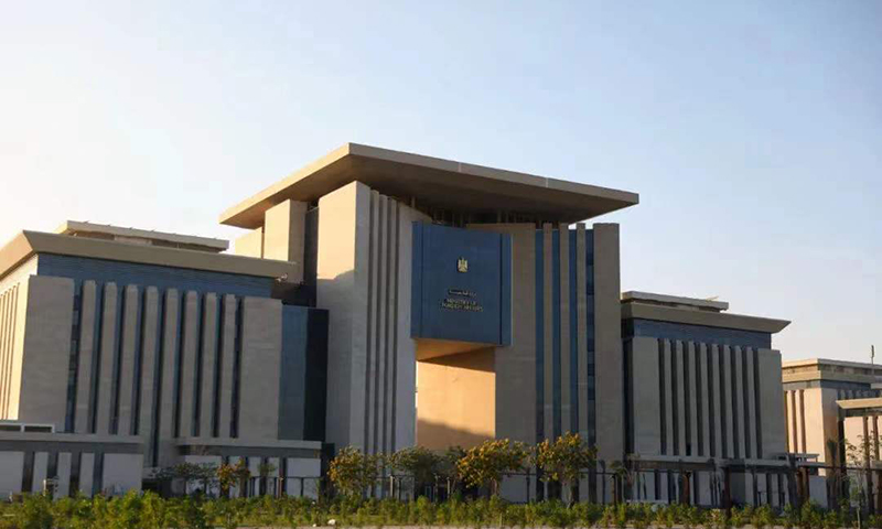 埃及政府相關部委近期開始陸續遷往新行政首都，并進行為期6個月的試運行。由中國建筑旗下中建埃及承建的新行政首都中央商務區項目，總占地面積約50.5萬平方米，包含20個高層建筑單體及配套市政工程。