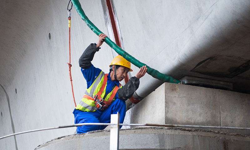 圖為在常益長鐵路建設工地，中鐵五局工作人員在落梁后對箱梁進行灌漿加固。（新華社記者 陳思汗 攝）