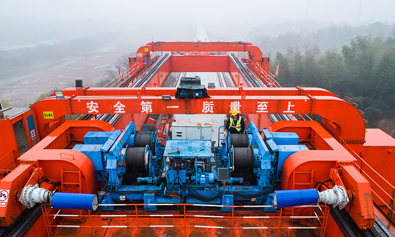 圖為在常益長鐵路建設工地，中鐵五局工作人員在監護施工設備運行狀態（無人機照片）。（新華社記者 陳思汗 攝）