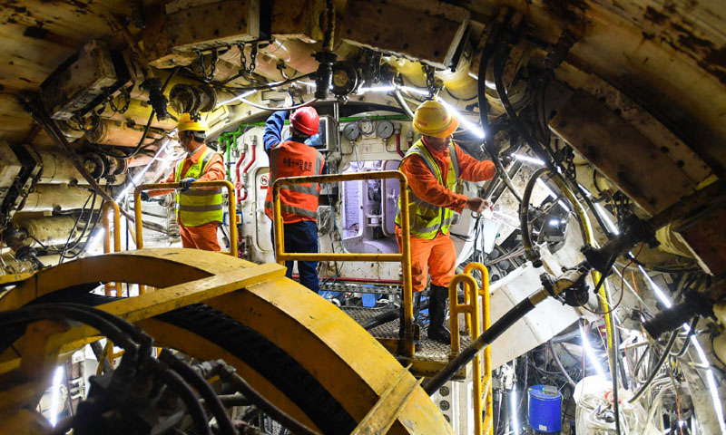 圖為施工人員在廣州地鐵10號線東湖站盾構井檢查調試盾構機。（新華社記者 劉大偉 攝）