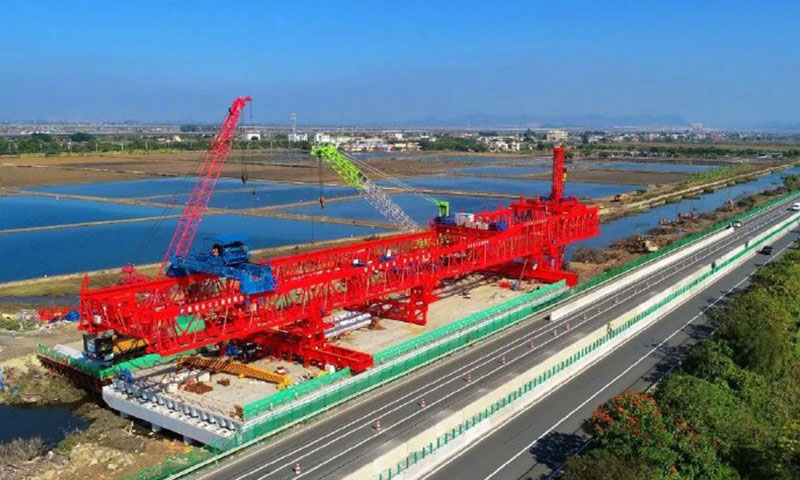 “共工號”整機長92米，自重575噸，有效跨度達到48米，懸臂重載作業16米，采用雙桁架主梁結構，擁有5條支腿3個天車1個打樁裝置，已申請8項國家專利。