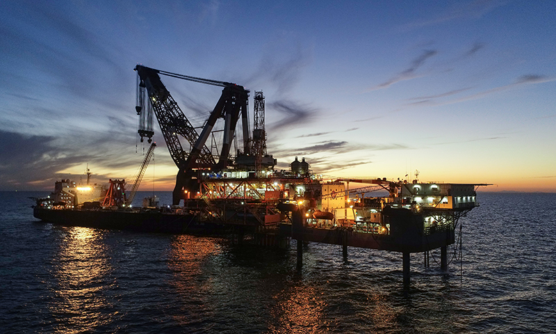 該項目作為中海油首個全面市場化招標的項目，承擔著為渤海油田超稠油開發破局的重任。有限公司天津分公司工程建設中心與項目施工人員按照“攻克低邊稠”工作方針，克服項目推進中氣候惡劣、疫情反復等不利因素，統籌協調推動各項工作穩步進行，確保了項目如期機械完工。圖為WHPA組塊海上安裝。