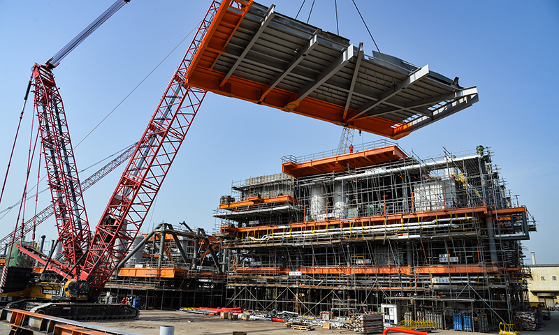 圖為旅大5-2北油田一期PAP-U4-1正在完成組塊吊裝作業。