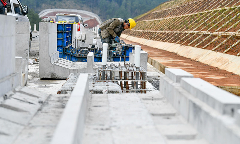 目前，由中鐵三局等單位建設的貴（貴陽）南（南寧）高鐵施工進展順利，各項工程有序推進。圖為1月23日，工人在貴南高鐵（貴州段）站前三標段獨山一號隧道進口安裝裝配式防護墻。（新華社記者 楊文斌 攝）