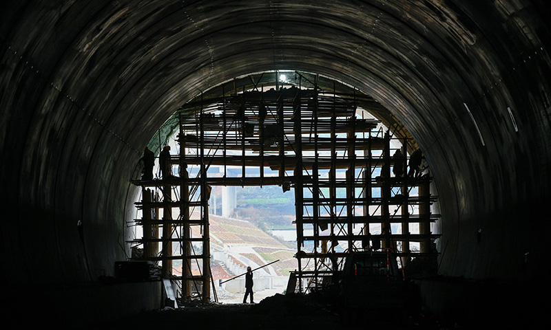 貴南高鐵設計時速350公里，是我國“八縱八橫”高速鐵路主通道包頭至海口通道的重要組成部分。圖為1月23日，工人在貴南高鐵（貴州段）站前三標段新路隧道里施工。（新華社記者 楊文斌 攝）