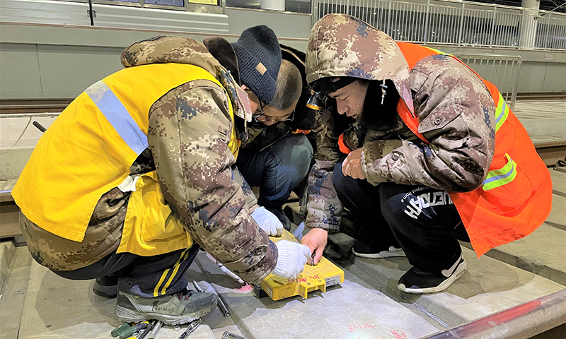 圖為中鐵六局電務公司建設者安裝應答器。