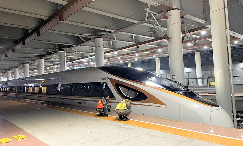 圖為中鐵六局電務公司建設者確認動車停車位置是否準確。