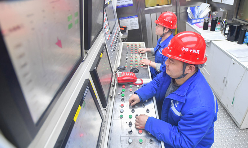 圖為1月26日中鐵十四局的工人在長沙市湘雅路過江通道北線隧道的控制室作業。（新華社記者 陳澤國 攝）