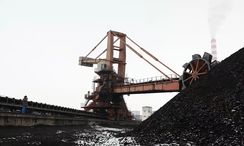 圖為華能上都電廠輸煤運行人員檢查煤場設備上煤情況。