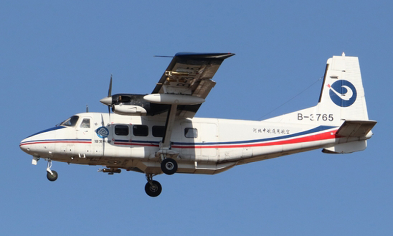 航空工業集團下屬河北通航勇挑重擔，承擔著冬奧會雪景景觀飛行保障任務。該公司和河北省人影中心建立聯動機制，共同助力冬奧會如期、安全、順利舉辦。圖為運12前往增雪作業地點。（張璋 攝）