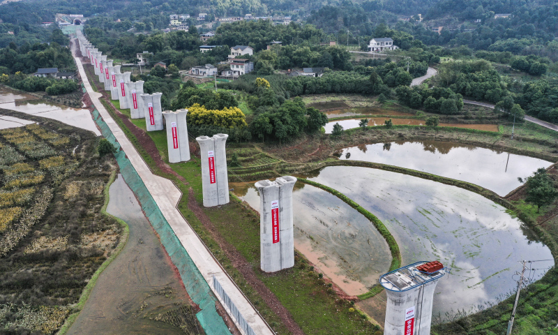 春節過后，中鐵十一局等渝昆高鐵各參建單位加大投入、加速建設，力爭線路早日建成通車。圖為2月9日拍攝的建設中的渝昆高鐵川渝段馬家屋基特大橋施工段（無人機照片）。（新華社記者 王全超 攝）