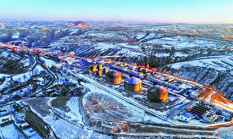 近日，長慶靖邊、榆林、蘇里格氣田等地迎來今年第二場大雪。各采氣單位及時啟動雪天生產預案，多措并舉減少雨雪天氣對生產的影響，全面提高生產負荷，科學調配生產運營，強化重點要害部位的檢修和保養，全力保障全國重點城市工業和居民生活的平穩足量供氣。目前，長慶油田五大氣田2.4萬口氣井“火力全開”，日產氣量始終保持在1.5億立方米高位運行。圖為陜北榆林氣田集氣站供氣生產現場。
