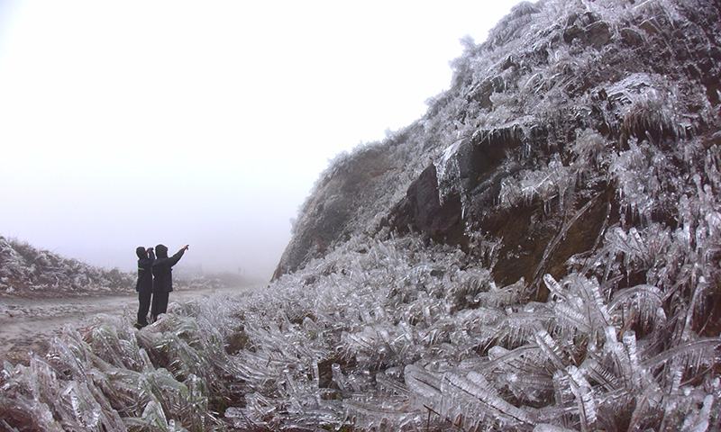 山頂積冰嚴重，無法攀登，突擊隊員就通過望遠鏡檢查風機結冰情況。