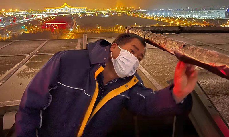 圖為昆明機場出現低溫雨雪天氣，昆明機場動力能源部提前做好防范準備，加強給排水管網巡視巡查工作，確保能源系統設施設備運行正常（攝影作者：李東來 ）