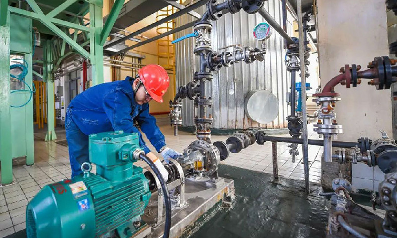 人勤春早農事忙，春耕備耕正當時，天氣漸暖，由南向北、自東而西，全國各地迎來春耕好時節。針對春耕備耕用油用肥需求增長，中國石油提前著手，制定春耕保供方案，安排部署煉化、銷售、運輸等企業加快油品、化肥等春耕農用物資的生產供應，確保春耕供應萬無一失。大慶煉化公司為保障春耕作，超前謀劃、精心部署，確保公司特色產品肥料級硫酸銨的生產供應。截止2月14日，兩套硫酸銨裝置已累計生產優質硫酸銨產品2392噸，較去年同期多產284噸。圖為大慶煉化公司員工在硫酸銨裝置的主控室密切監視并及時調整著運行裝置的各項參數，確保裝置生產穩定，下料正常。