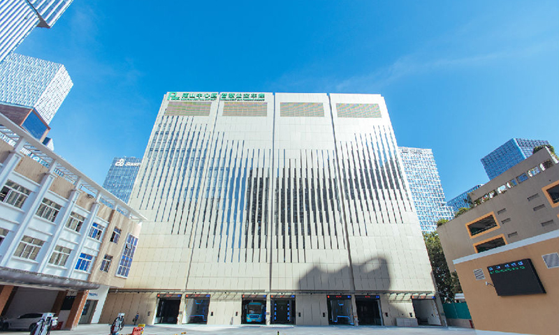 近日，由中建科工自主研發、設計、建造、運營的全國首個智慧新能源公交機械立體車庫——深圳南山中心區智慧公交車庫正式投入使用。該項目是中建科工第三代公交機械立體車庫，實現了新能源公交車立體存放、自動充電智能調度、智慧運維等多種功能。