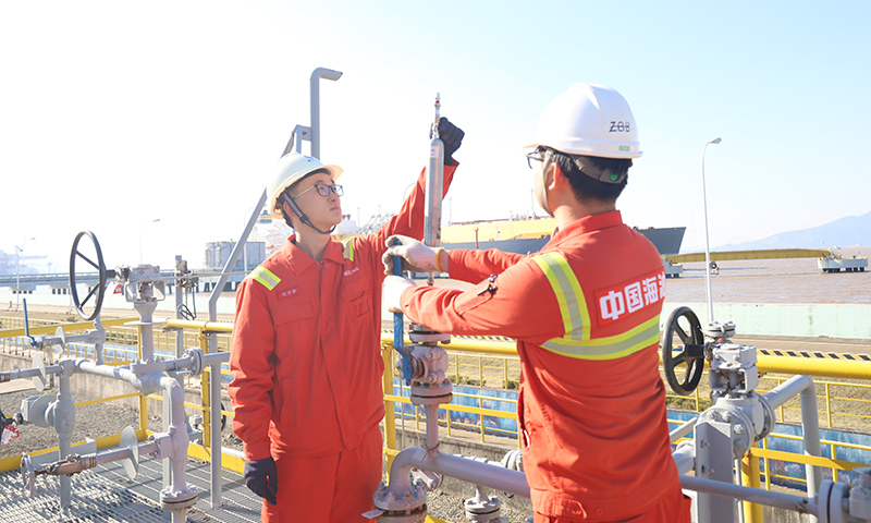 近日獲悉，中國海油氣電集團浙江LNG接收站氣態外輸量累計突破2000萬噸。圖為在LNG船接卸之后，生產人員對設備進行取樣分析。
