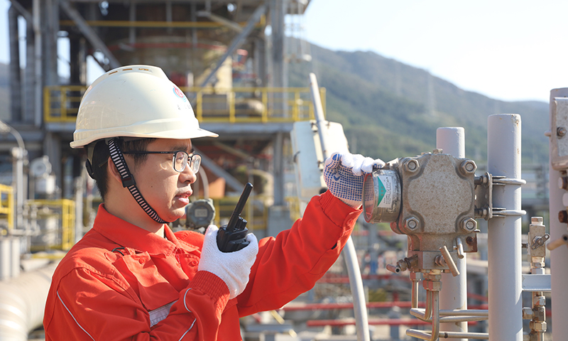 2000萬噸液化天然氣相當于280億立方米天然氣，可發電約1400億度，可減排約0.76億噸二氧化碳、62萬噸二氧化硫、550萬噸氮氧化物，相當于植樹約1.6億棵。圖為冬季保供時，在接收站提升氣化外輸流量后，生產人員對高壓泵進行細致巡檢，保障設備穩定運行。