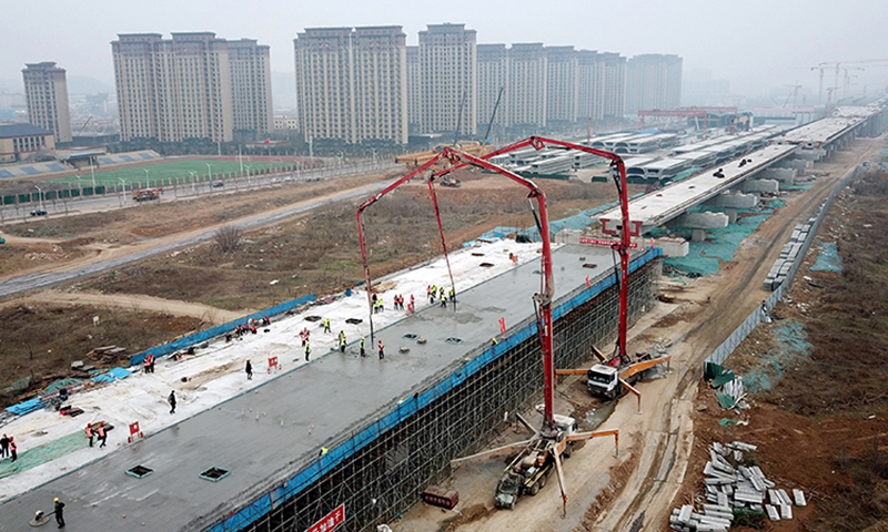 圖為中鐵十局工作人員在濟萊高鐵歷城站特大橋進行道岔現澆梁澆筑作業（無人機照片）。（新華社記者 郭緒雷 攝）