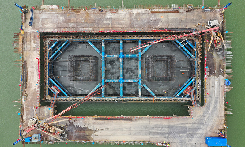 圖為在廣西上林至橫州高速公路西津郁江特大橋建設現場，中鐵四局工人在進行水中承臺的澆筑施工作業（無人機照片）。（新華社記者 陸波岸 攝）