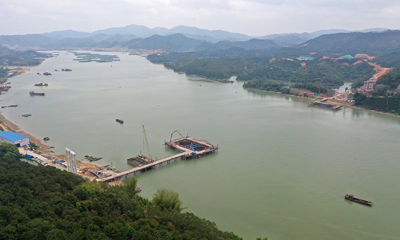 圖為廣西上林至橫州高速公路西津郁江特大橋建設現場（3月21日攝，無人機照片）。（新華社記者 陸波岸 攝）