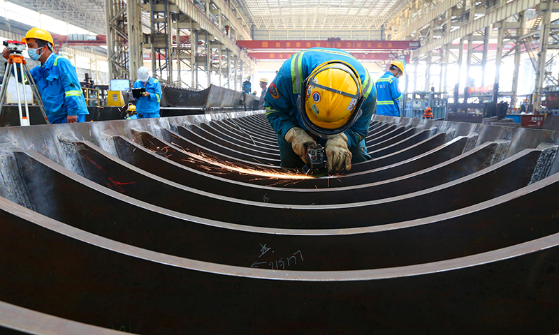 近日，中國海油所屬海油工程珠海建造場地機器轟鳴，流花11-1項目平臺導管架建造各項工作正有序開展。圖為施工人員打磨滑靴加強板。