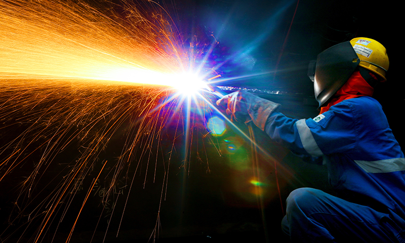 圖為施工人員進行氣刨作業。