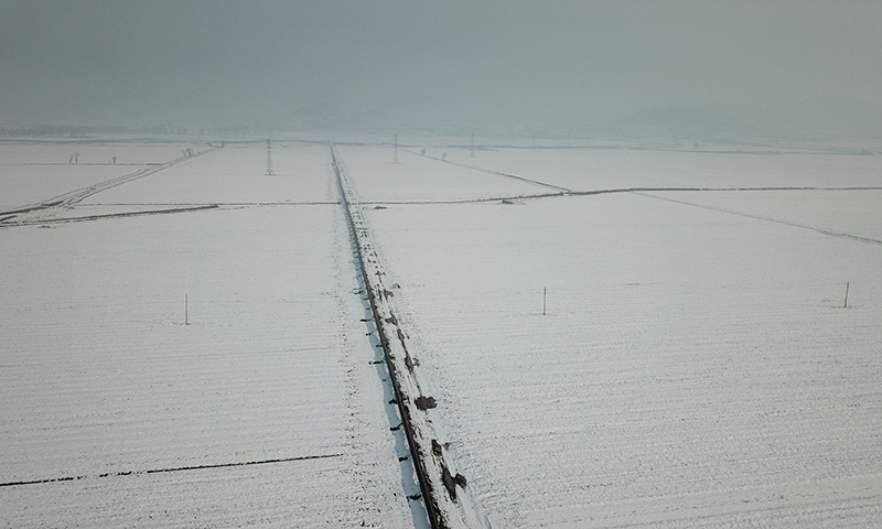 近日獲悉，橫跨陜、晉、冀三地的我國最長煤層氣長輸管道神木—安平煤層氣管道工程（簡稱神安管道）陜西至山西段開工建設，該段工程為神安管道最后一段。神安管道是國家《煤層氣（煤礦瓦斯）開發利用“十三五”規劃》中所列重點建設項目，由中聯公司統籌建設。圖為風雪中，神安管道全速施工。