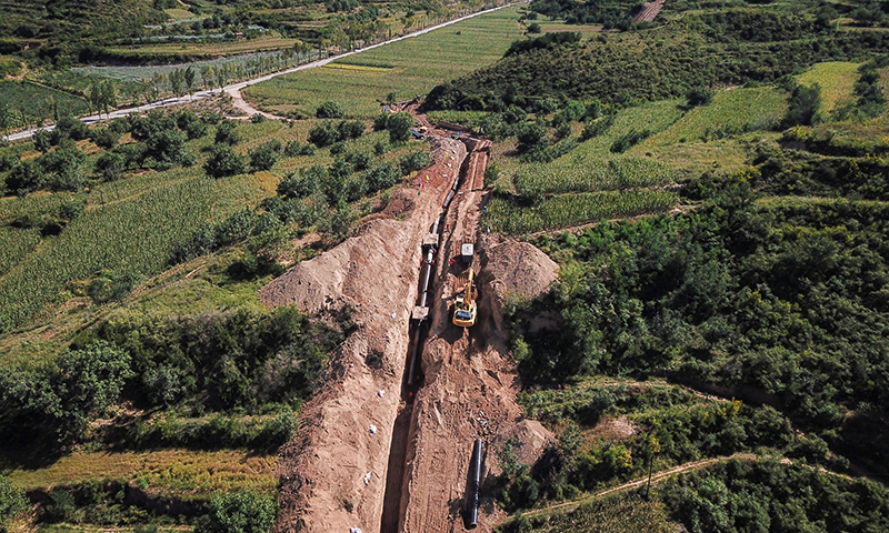 據悉，神安管道（山西—河北段）已于2021年11月底機械完工，具備投用條件。該段管道自2021年7月分段通氣以來，已累計向山西、河北等地區供應約6億立方米天然氣，有力保障了華北地區冬季民生用氣需求。圖為神安管道溝下布管作業。