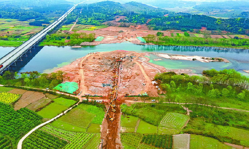 近日，從中國石油管道局一公司新疆煤制氣工程廣西支干線湘江大開挖穿越工程傳來喜訊：東、西兩岸預制管線在江心順利對接，標志著工程主體焊接順利完工。圖為湘江大開挖穿越工程施工現場。