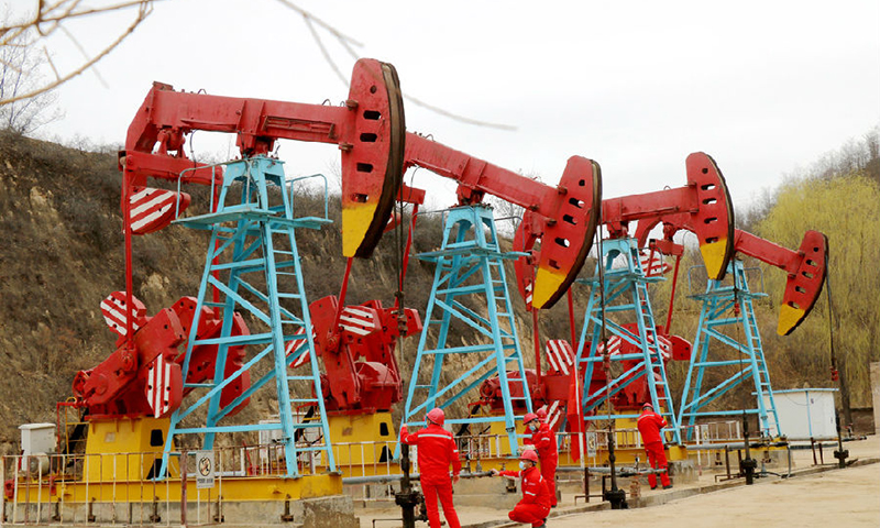 長慶油田采油一廠以產量運行為核心，把老區增產提效作為主攻方向，在油田增儲、技術攻關、精細組織、質量監管、控投降本等方面下功夫，在措施選井、隊伍驗收、技術支撐、資料核實等方面出實招，全力增產能、提能量、降含水、控遞減，上產勢頭十足。圖為員工正在檢修設備。