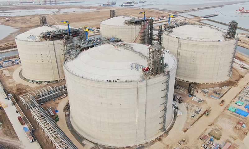 據悉，4座“氣墩墩”高59.6米，直徑89.6米，但罐壁卻并不厚，“皮薄餡大”的同時還得保持-196°C的溫度。圖為施工完成的4座22萬方液化天然氣儲罐矗立在中國海油鹽城“綠能港“。